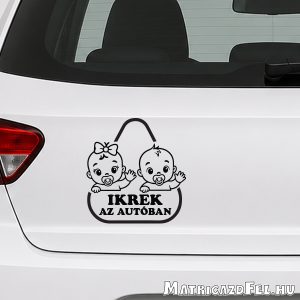 Ikrek az autóban matrica fiú lány