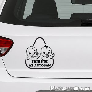 ikrek az autóban matrica fiúk